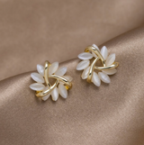 Aurora Adornments | Gouden Petal Luxe Oorbellen