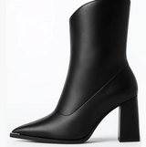 Puntige leren laarzen